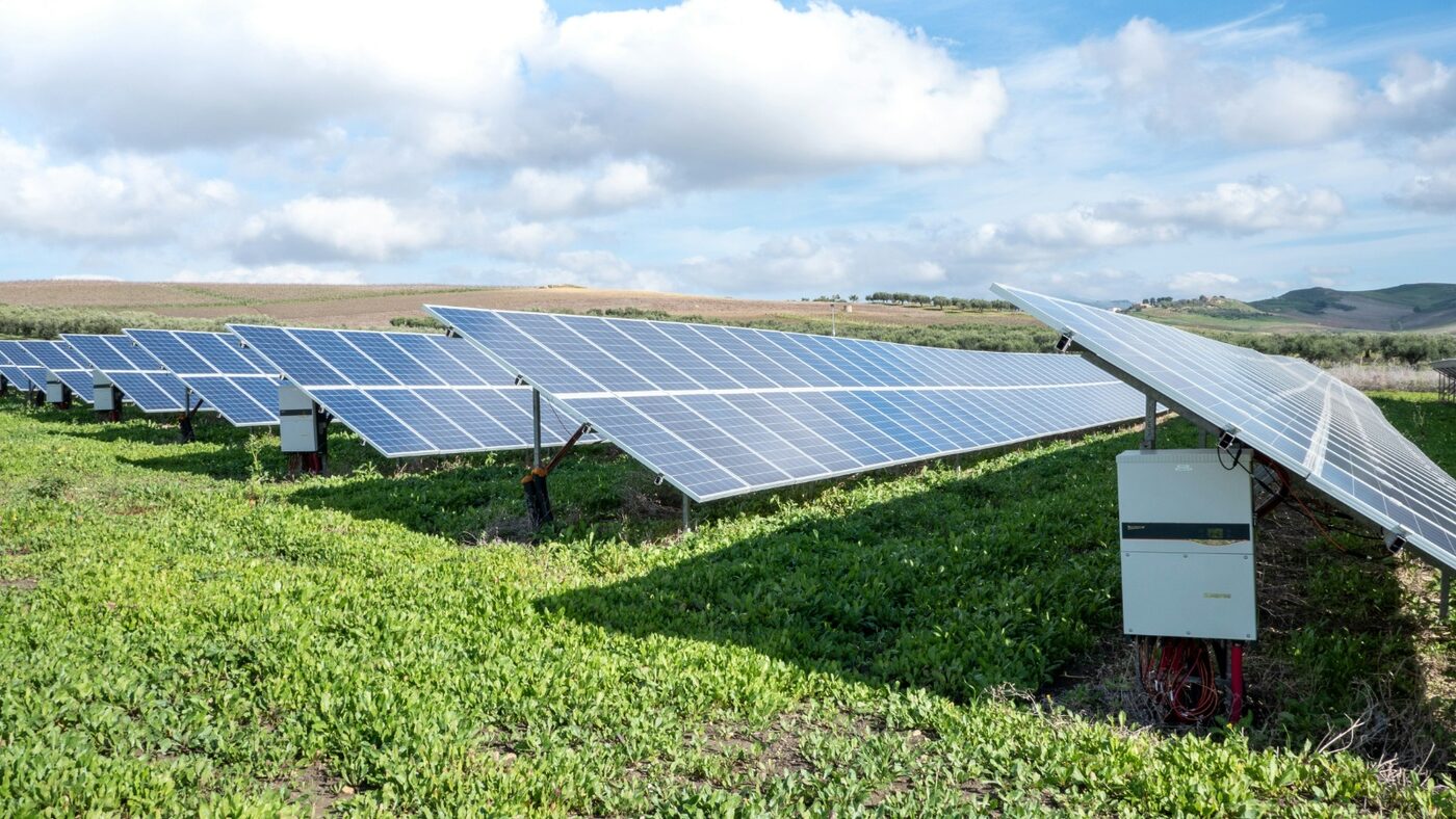 Sistema solar em estrutura fixa no solo numa quinta fora da rede