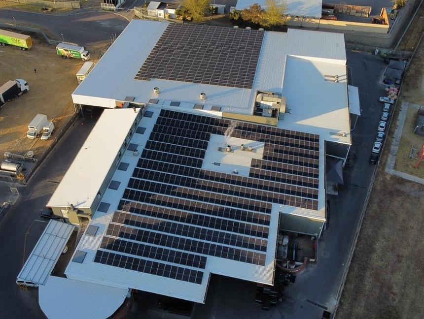 Sistema solar comercial instalado em telhado